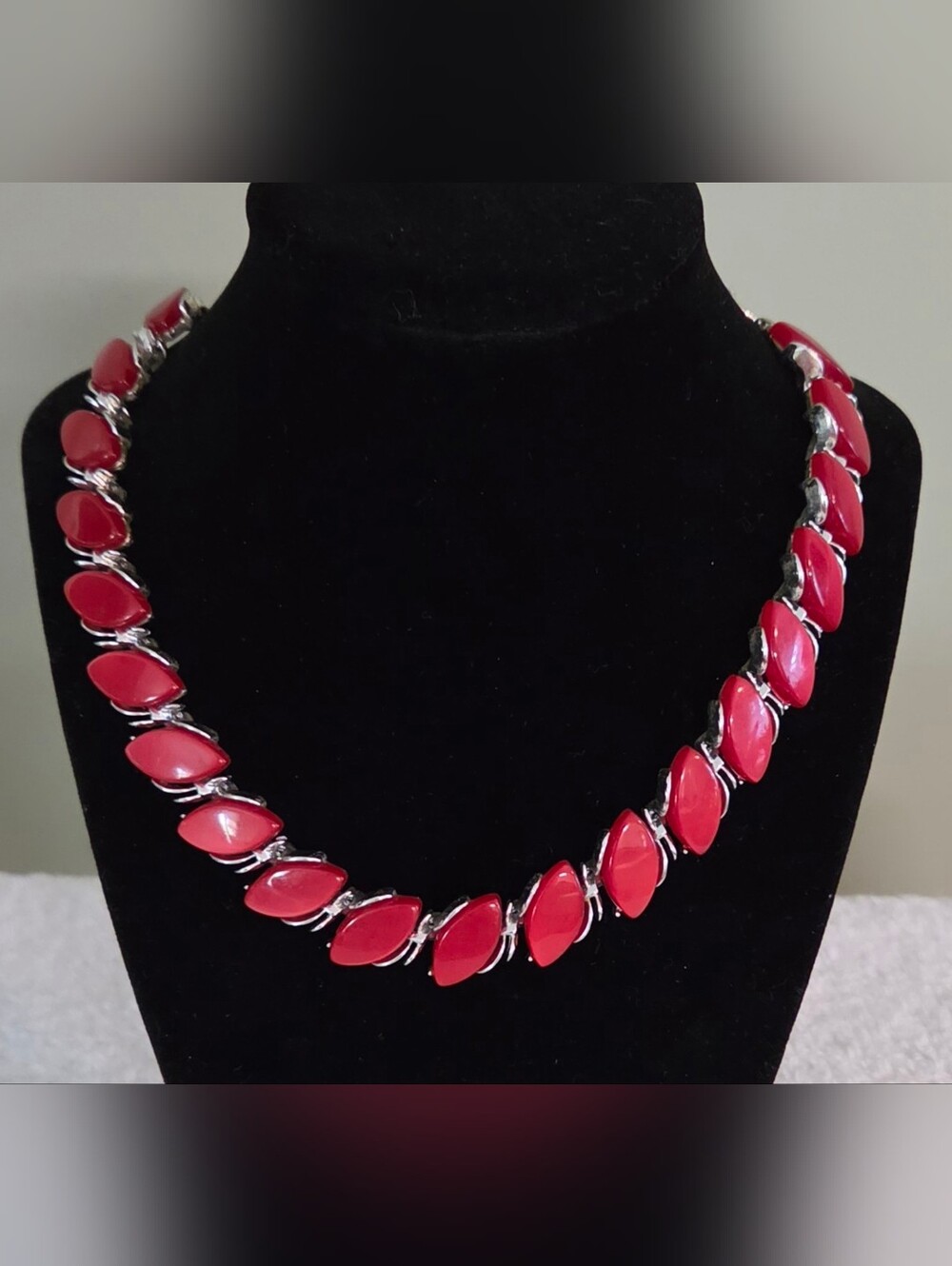 Vintage 1950s Signed Lisner Red Enamel Chevron Leaf Choker Collar Necklace MCM - Picture 1 of 6